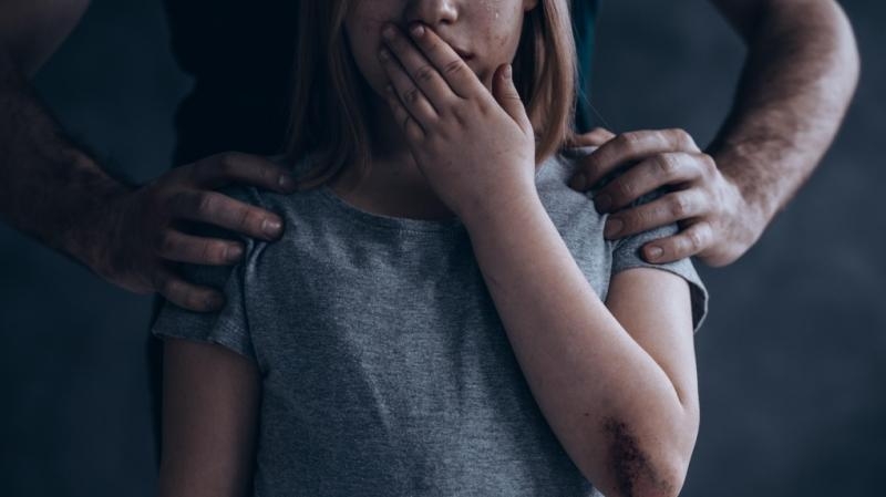 В Новосибирске мужчина насиловал 12-летнюю девочку на глазах у больной раком матери