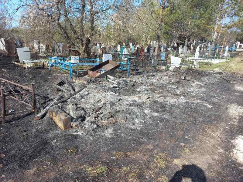 В Новосибирске неизвестные подожгли могилы