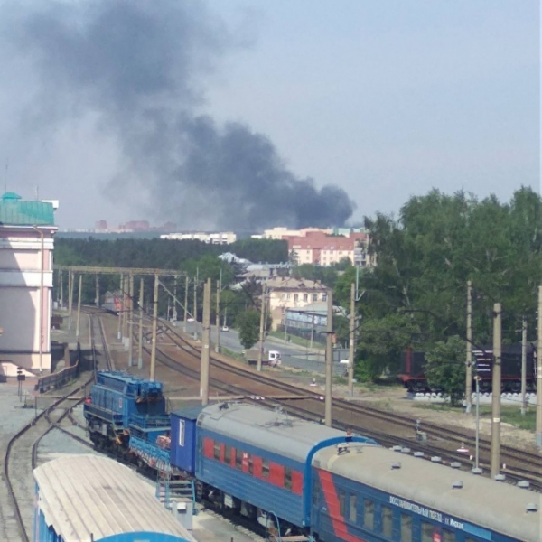 В Новосибирске около полудня загорелся частный дом