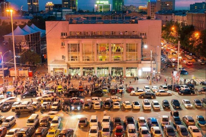 В Новосибирске парковку на улице Ленина сделали платной