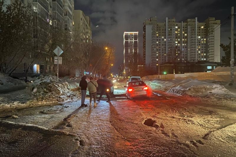 В Новосибирске провалился асфальт. Четыре автомобиля получили повреждения