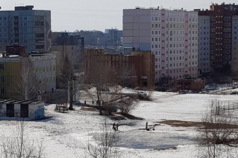 В Новосибирске ребенок провалился в яму с водой