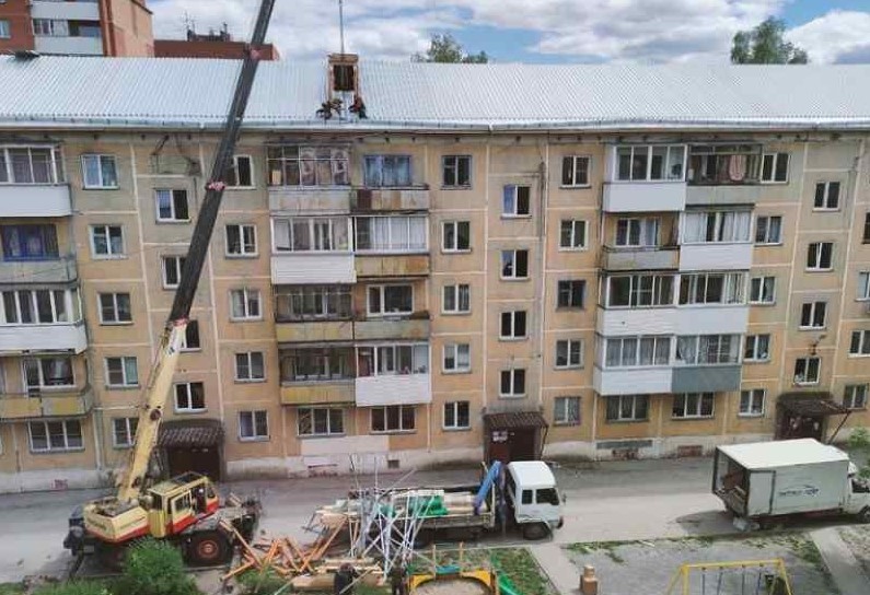В Новосибирске с крыши дома рухнули стройматериалы на детскую площадку