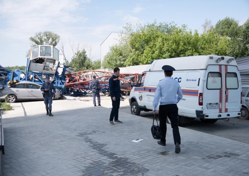 В Новосибирске упал кран. Погибла крановщица 