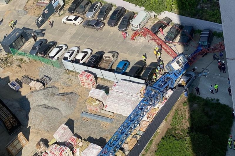 В Новосибирске упал кран. Погибла крановщица 