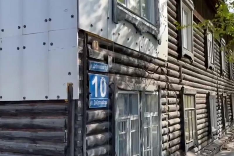 В Новосибирске в аварийном доме на улице Добролюбова обрушился пол