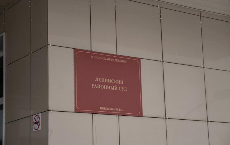 В Новосибирске в СИЗО отправили мужчину, который напал на школьницу в подъезде