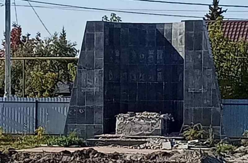 В Новосибирской области раскололи памятник при демонтаже 