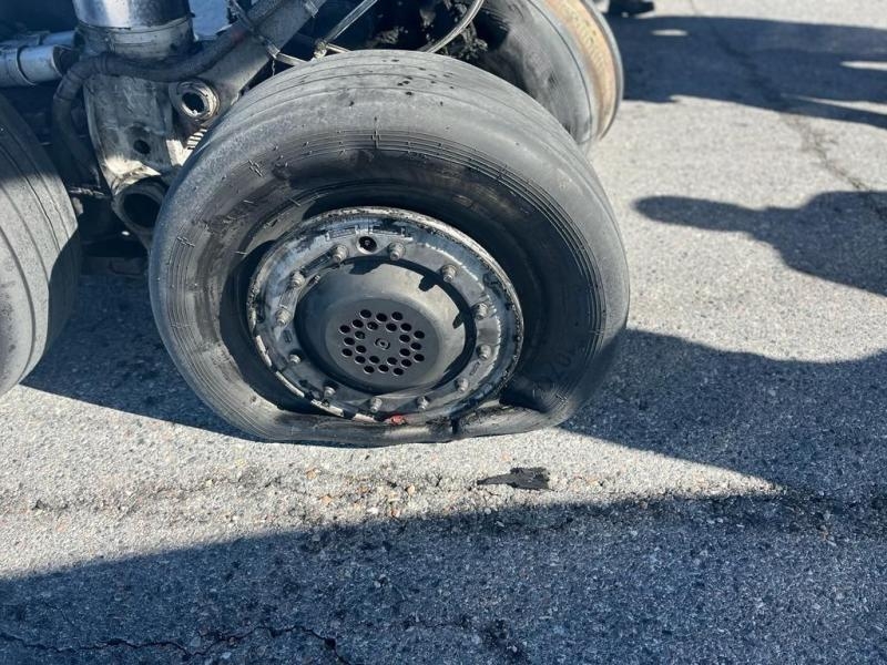 В новосибирском аэропорту у самолета задымилось шасси при посадке