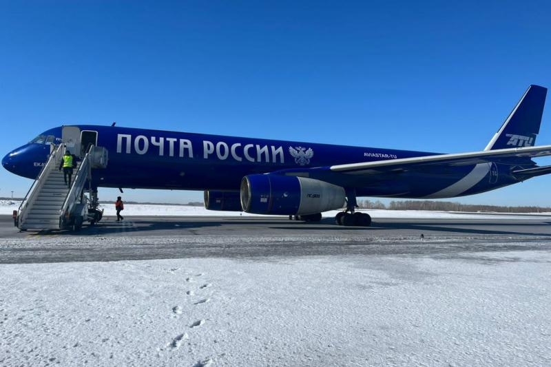 В новосибирском аэропорту у самолета задымилось шасси при посадке