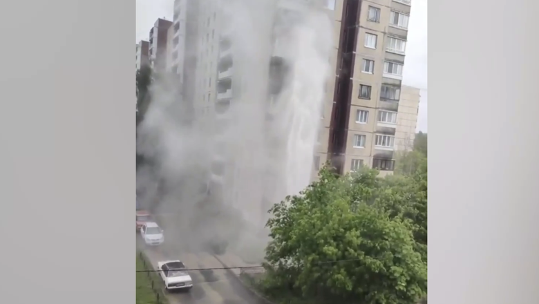 В одном из дворов Петербурга внезапно забил фонтан кипятка высотой с многоэтажку