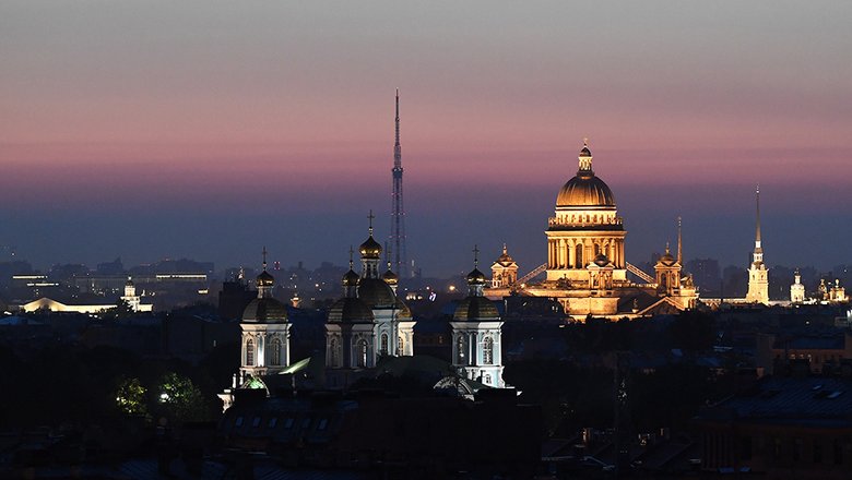 В Петербурге из-за провала асфальта эвакуировали жилой дом
