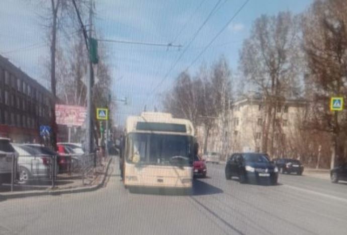 В салоне томского троллейбуса упала 66-летняя пассажирка. Полиция ищет очевидцев