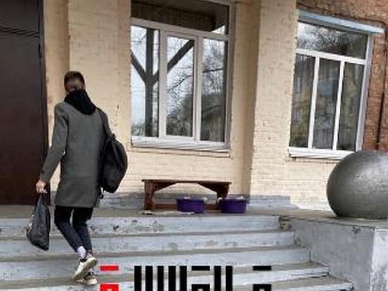 В Шелехово учеников одной из школ заставляют мыть обувь на крыльце