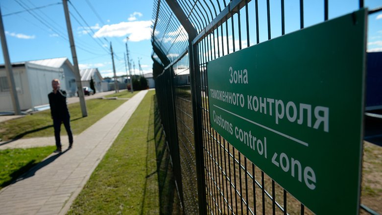 В Шереметьево пассажир пытался вывезти 14 тысяч натуральных топазов и гранатов