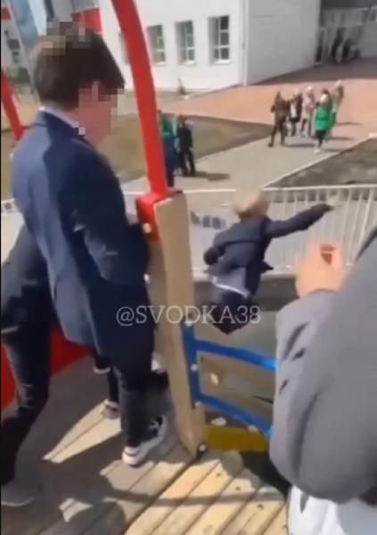 В школе в Молодёжном ученики сбросили с горки младшеклассника