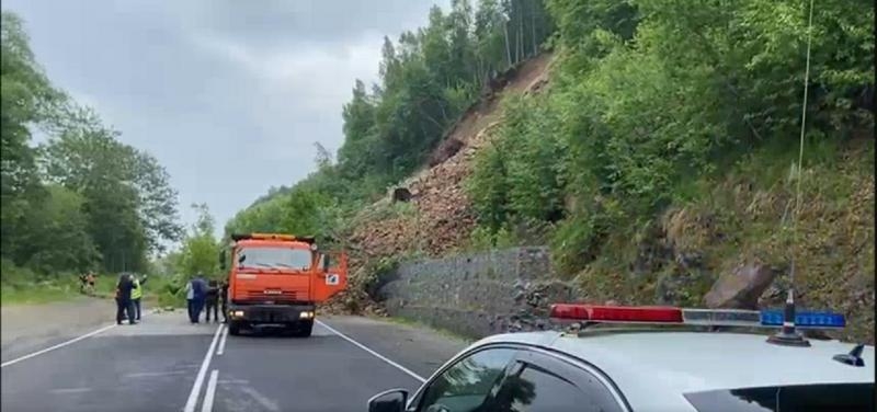 В Слюдянском районе на федеральную трассу сошёл оползень