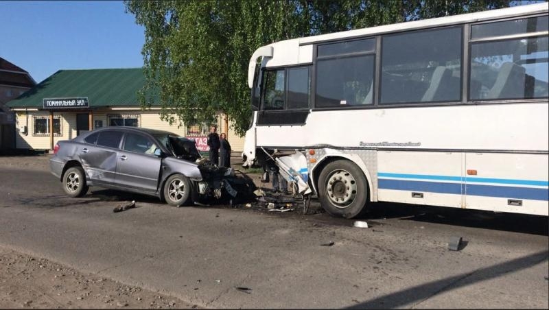 В столкновении автобуса с иномаркой в Зиме пострадало шесть человек
