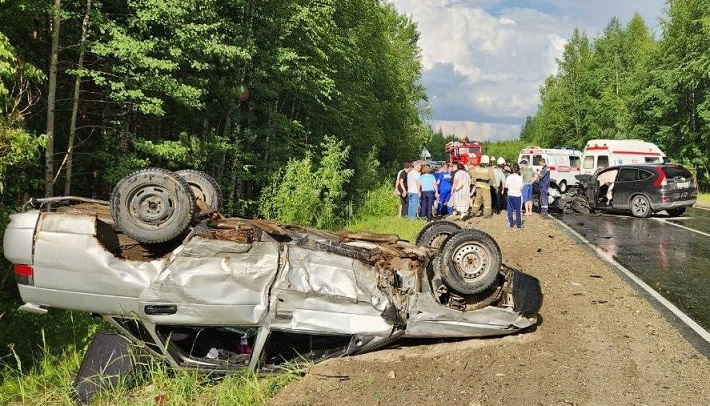 В столкновении трёх автомобилей вблизи Стрежевого погибла женщина, ранены четверо детей