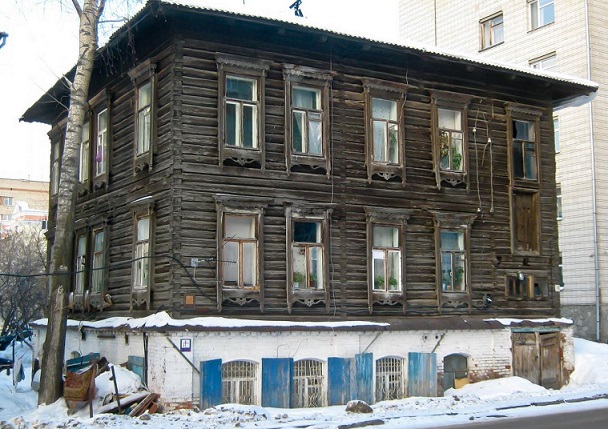 В Томске горел «дом за рубль» на улице Савиных. Его восстановление уже завершалось
