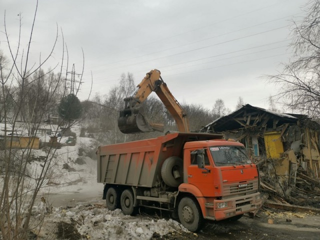 В Томске начали демонтаж нескольких расселённых домов