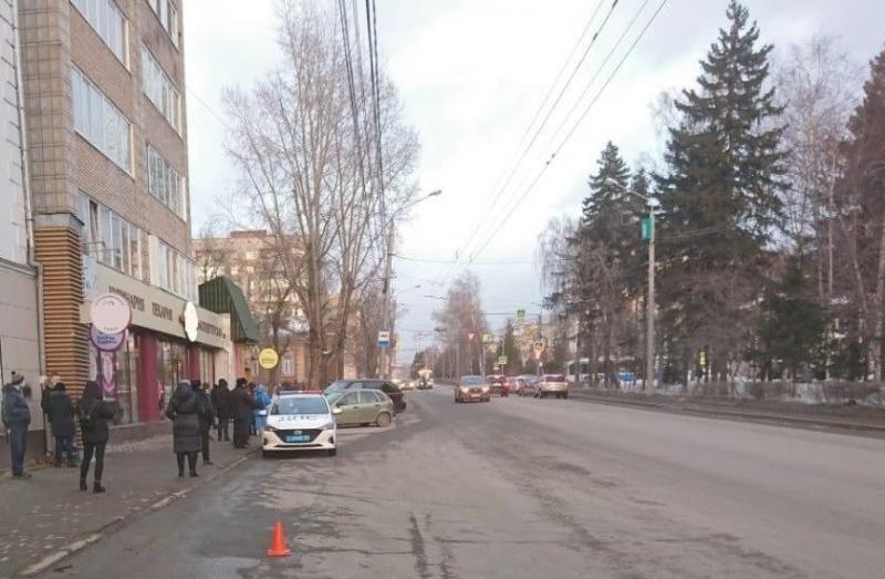 В Томске пассажир на ходу выпал из троллейбуса и попал под колёса