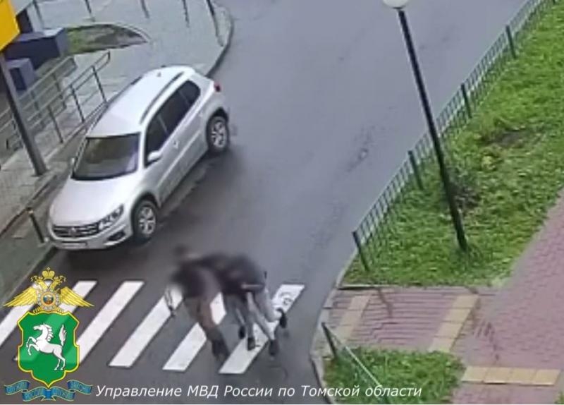 В Томске пьяный парень пнул два чужих автомобиля. Возбуждено уголовное дело