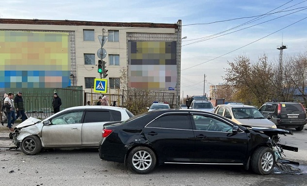 В Томске в лобовом столкновении двух иномарок ранен один из водителей