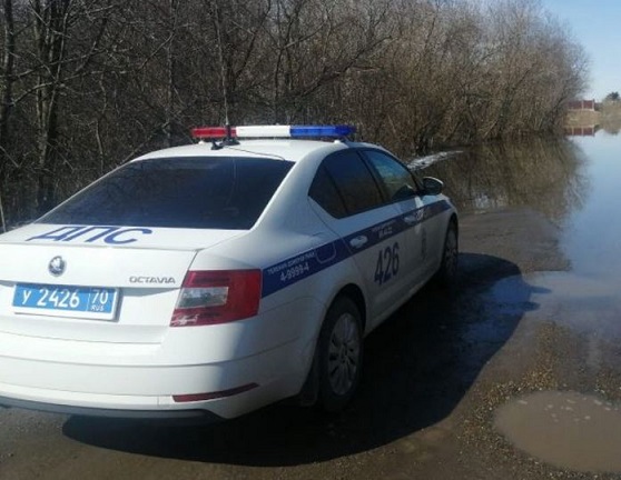 В томской деревне Эушта улицу перекрыли из-за перелива дороги