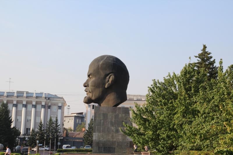 В Улан-Удэ испортили баннер с буквой Z, прикрепленный к памятнику Ленину