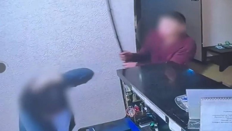 В Улан-Удэ пьяный мужчина избил администратора гостиницы костылём и скрылся