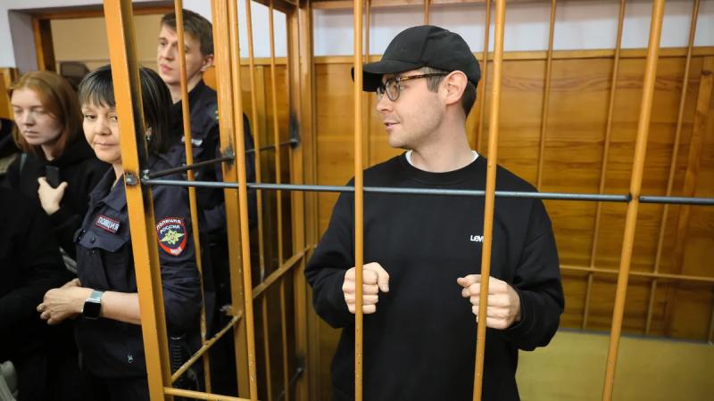 В Верх-Исетском районном суде Екатеринбурга начался процесс над редактором Ura.ru Денисом Аллаяровым, обвиняемым в даче взятки полицейскому. Суд продлил ему арест на полгода, журналист вину отрицает.