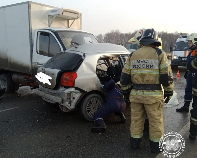 Вблизи Томска утром 5 апреля столкнулись два автомобиля. В аварии зажало человека