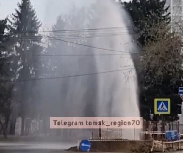 Вечером 30 апреля в Томске из-за порыва водопровода забил фонтан