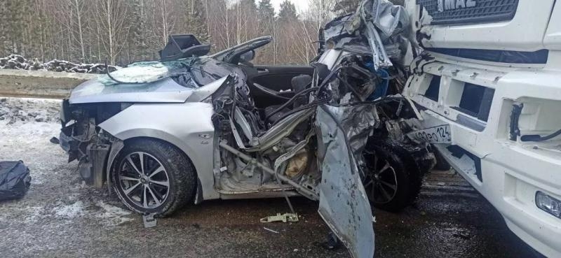 Видео: КамАЗ раздавил легковушку под Красноярском. Погибла женщина-водитель