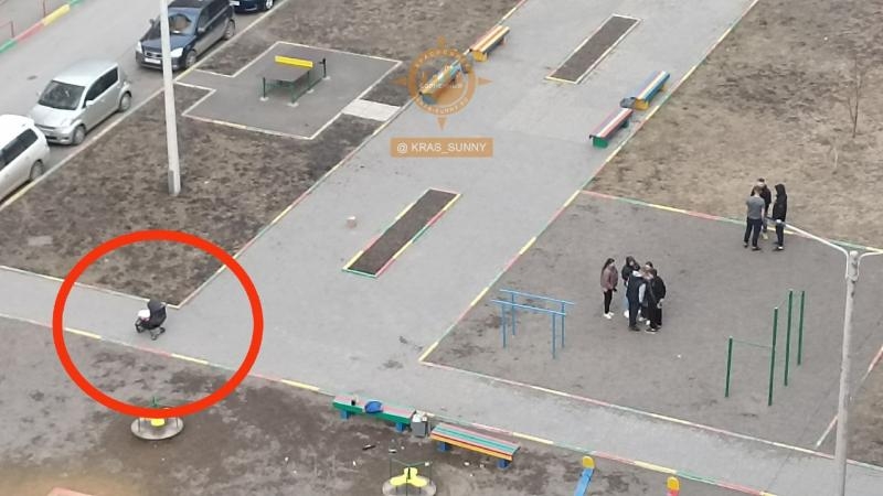 Видео: красноярцы бросили ребёнка в&nbsp;коляске ради массовой драки