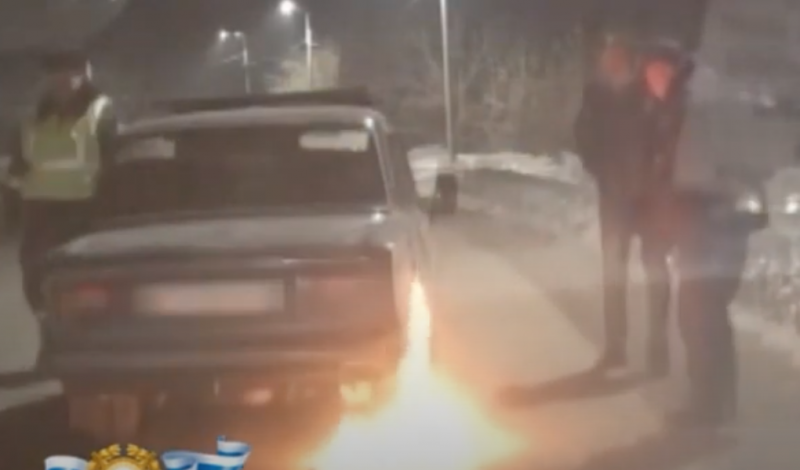 Видео: Пьяный водитель в&nbsp;Назарово поджёг свою машину на&nbsp;глазах у&nbsp;полицейских