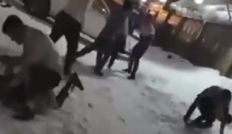 Видео: Полиция ищет участников массовой драки у ночного клуба в Дудинке