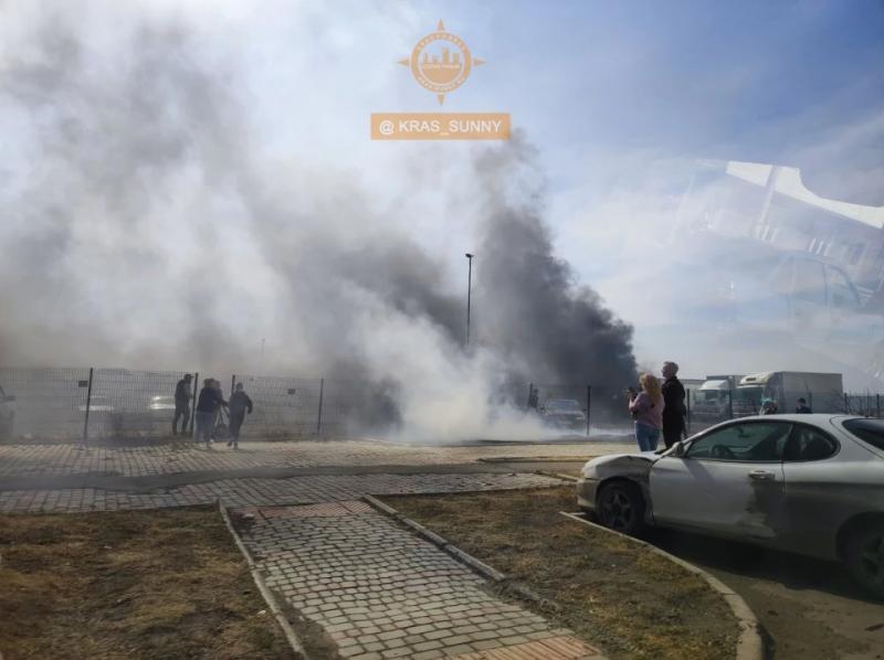 Видео: в&nbsp;Красноярске пламя от&nbsp;горящей травы охватило стоянку с&nbsp;машинами 