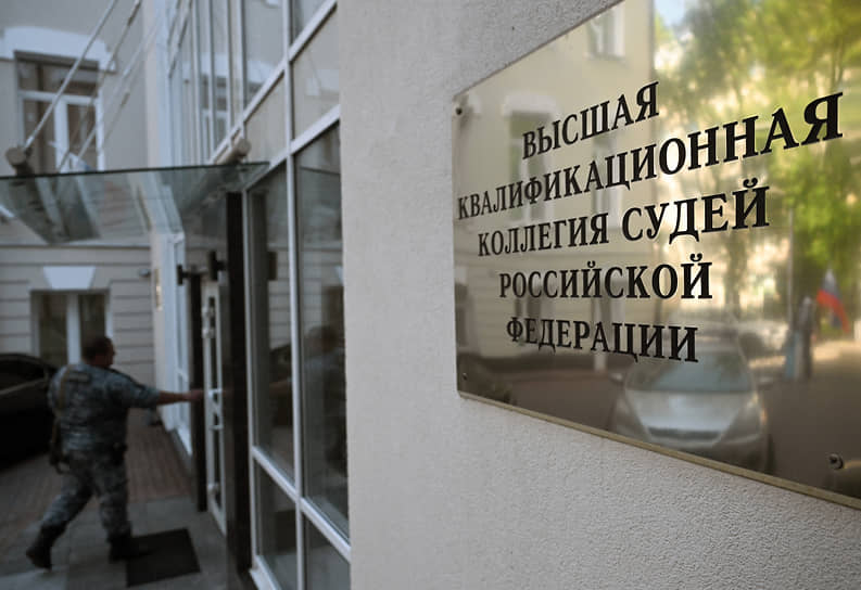 ВККС разрешила СКР возбудить уголовное дело против заместителя председателя Ленинского районного суда Курска Ольги Петровой по подозрению в получении взятки в 3 млн рублей. Инициатором выступил глава СКР Бастрыкин.