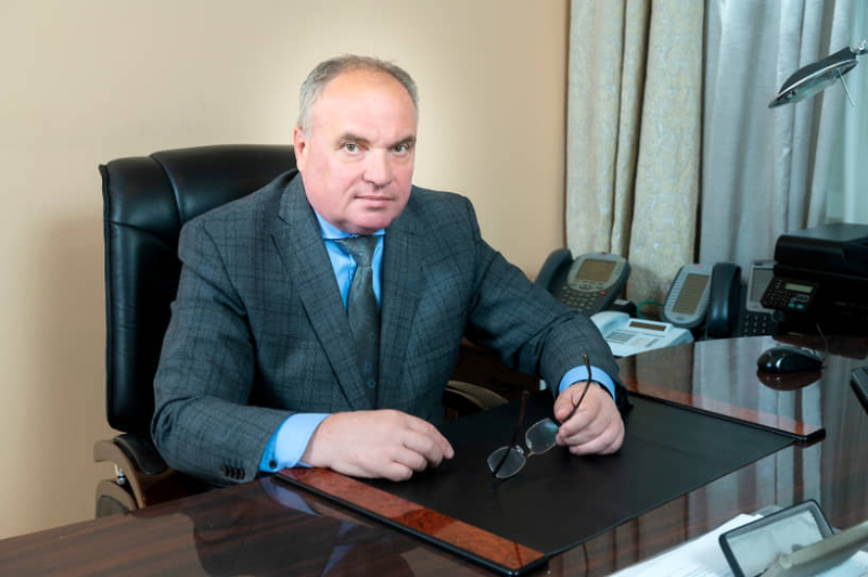 Владимир Куприянов, экс-заместитель председателя правительства Омской области и министр труда, осужден к 7 годам колонии строгого режима за получение взятки в размере 650 тысяч рублей. Он также должен выплатить штраф в размере 13 миллионов рублей.
