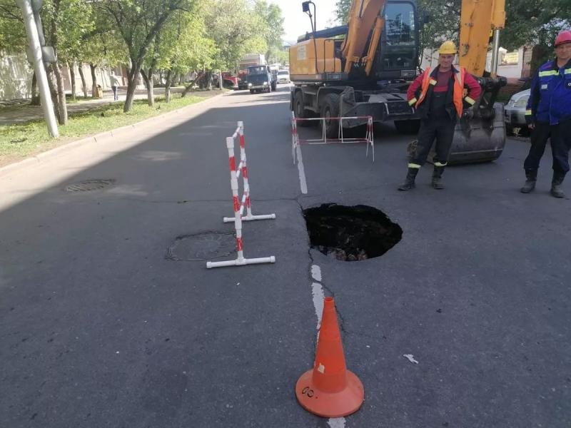 В&nbsp;центре Красноярска частично перекрыли дорогу из-за провалившегося асфальта