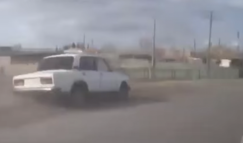 В Хакасии пьяный водитель на ходу выпрыгнул из машины, бросив в ней женщину с младенцем