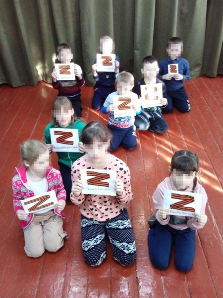 В&nbsp;Красноярском крае детей поставили на&nbsp;колени и&nbsp;сфотографировали со&nbsp;знаком &laquo;Z&raquo; 