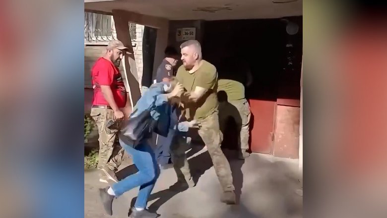 Во Львове «людолов» полез с кулаками на женщину, мешавшую ломать двери подъезда