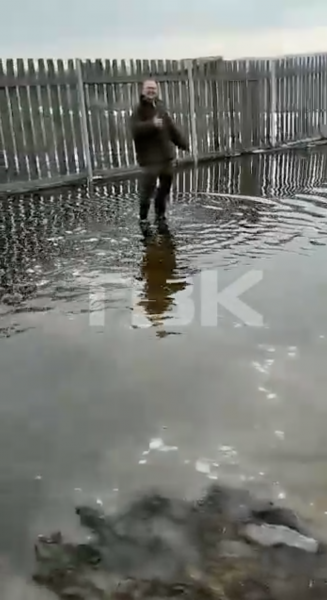 Вода затопила дворы в селе под Красноярском. Чиновники говорят, что не могут помочь