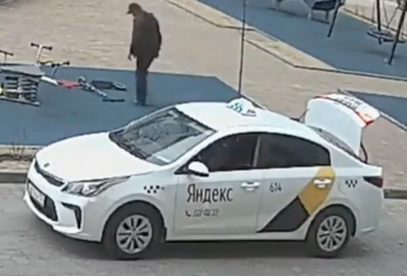 Водитель &laquo;Яндекс.Такси&raquo; украл у&nbsp;красноярца самокат. Видео 