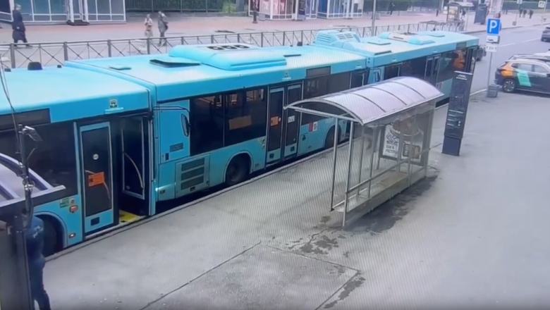 Водителя зажало между автобусами в Петербурге, он госпитализирован