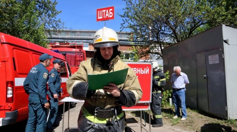 Войти в горящее здание и спасти человека: в Новосибирском вузе прошли пожарные учения