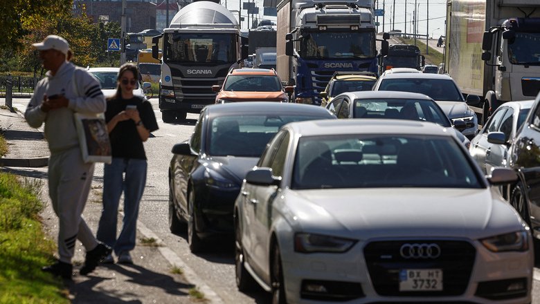 Взрывы парализовали часть Киева: В четырёх районах нет света и не ходит электротранспорт